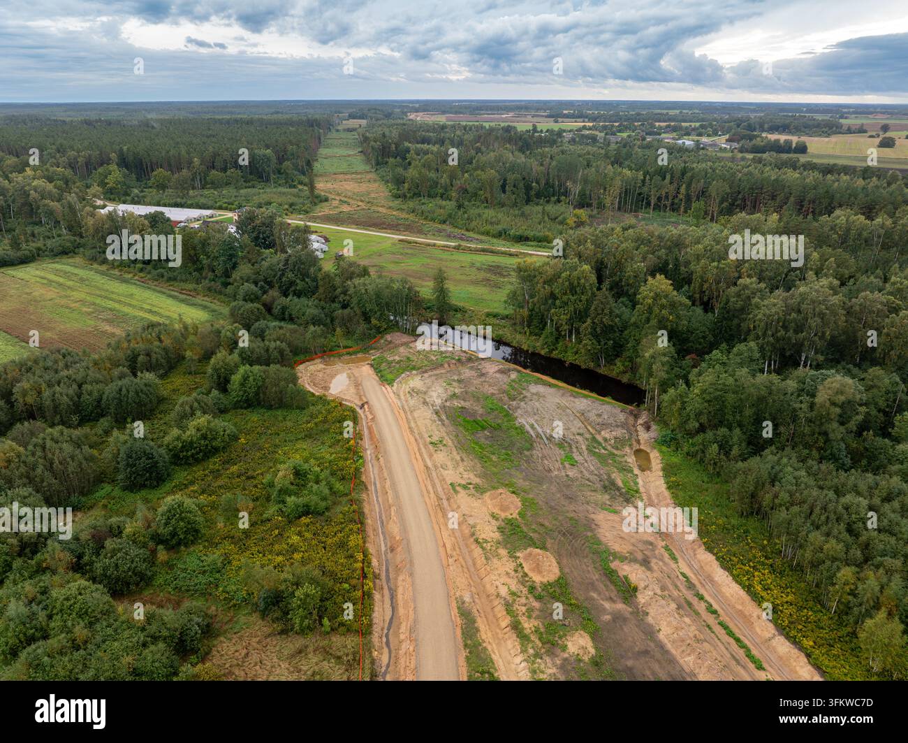 Vue aérienne des travaux de construction de la Rail Baltica près de la rivière Iecava à Iecava, Lettonie Banque D'Images