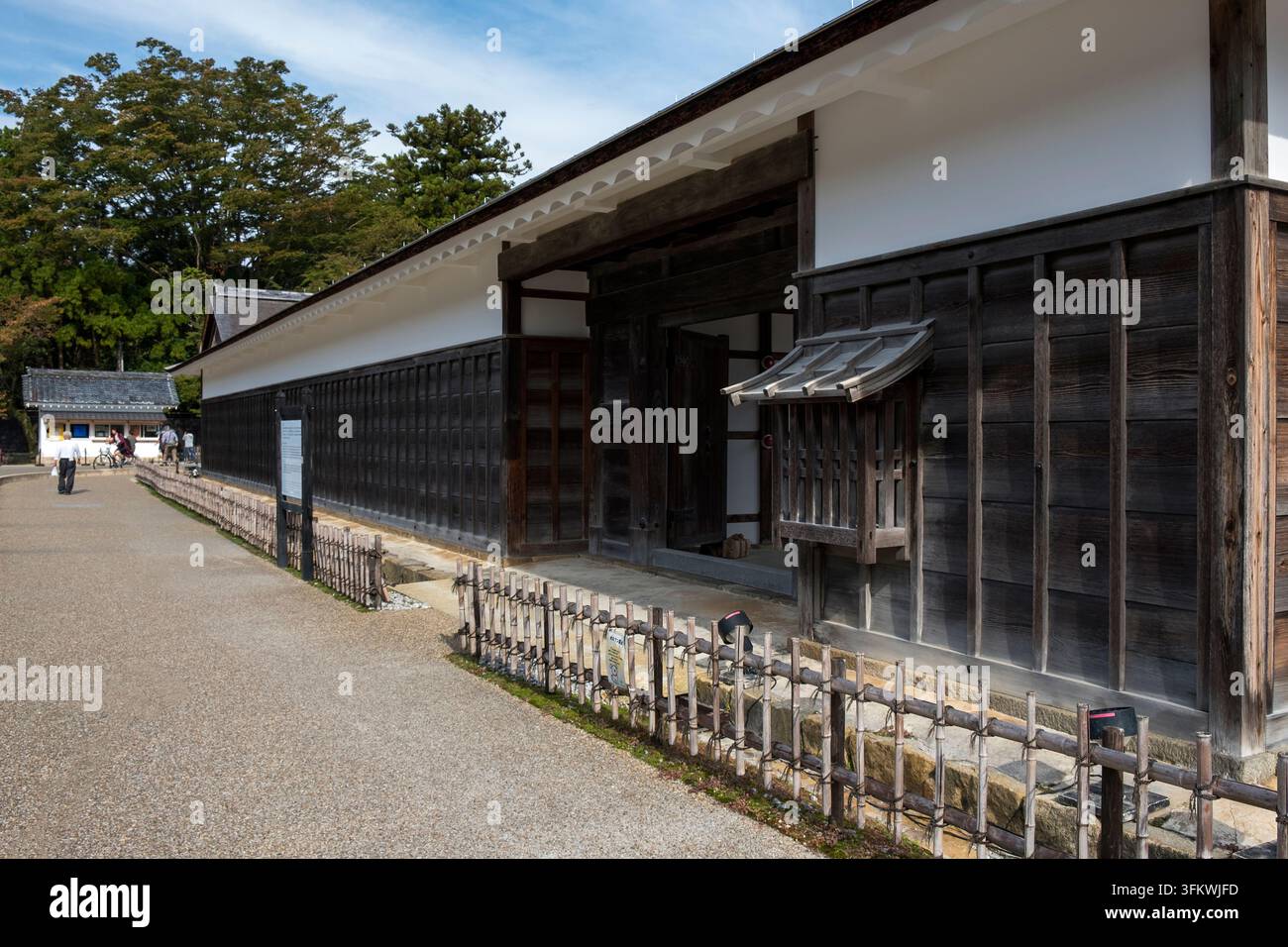 Structure japonaise historique appelée « umaya » (馬屋) l'écurie du château de Hikone est la seule écurie d'origine de l'époque d'Edo à avoir survécu au Japon. Banque D'Images