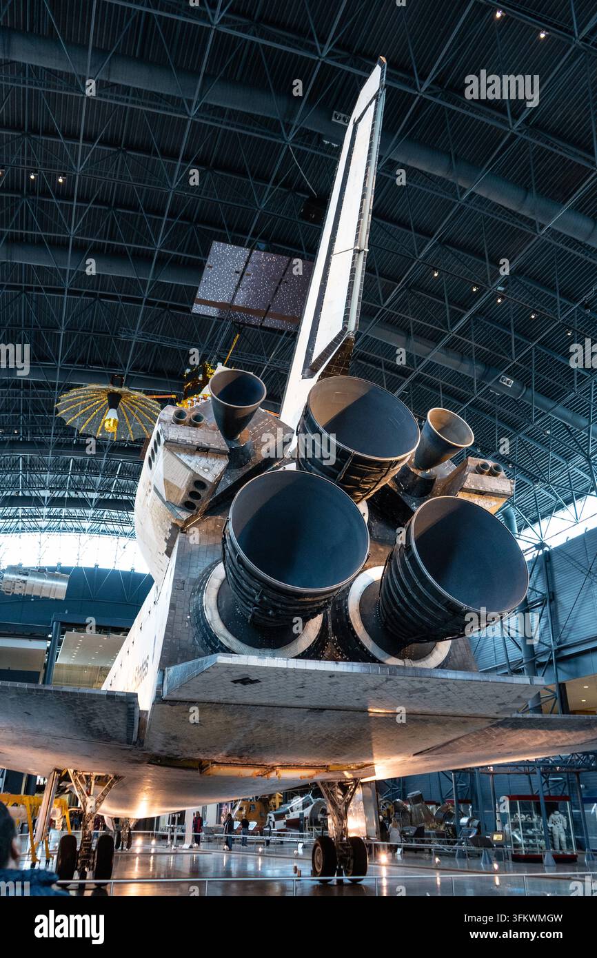 CHANTILLY, VIRGINIA - 23 OCTOBRE 2022 : Les trois cloches principales des moteurs situées sous le Space Shuttle Discovery. Banque D'Images