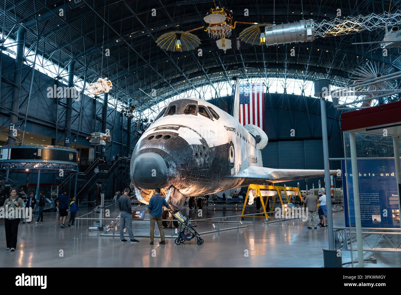CHANTILLY, VIRGINIE - 23 OCTOBRE 2022 : Visiteurs à côté du nez de la navette spatiale Discovery au centre Udvar-Hazy. Banque D'Images