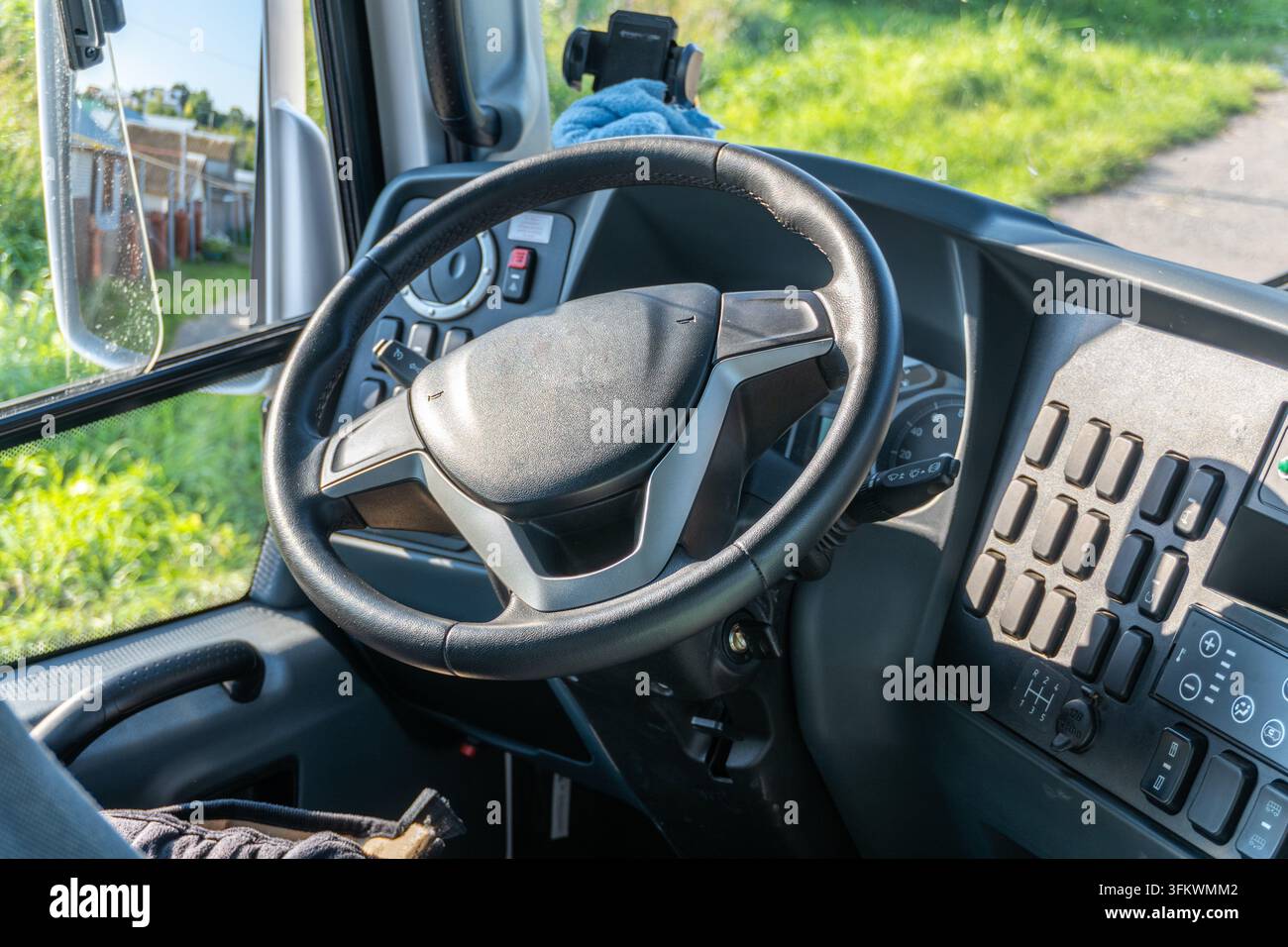 Intérieur de la cabine du conducteur avec volant d'un camion lourd Banque D'Images