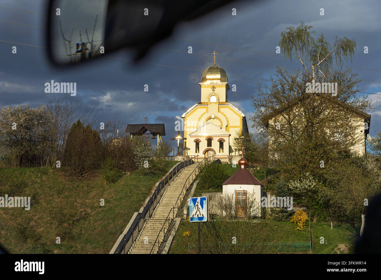 Église ukrainienne sur une colline sous un ciel orageux dramatique Banque D'Images
