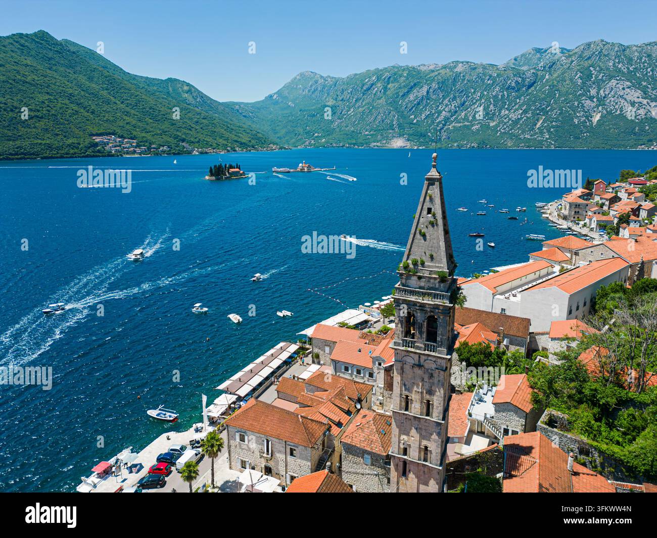 Vue aérienne du clocher de l'église Saint-Nicolas, toits en terre cuite et les eaux bleues de la baie de Kotor à Perast, municipalité de Kotor, Monténégro Banque D'Images