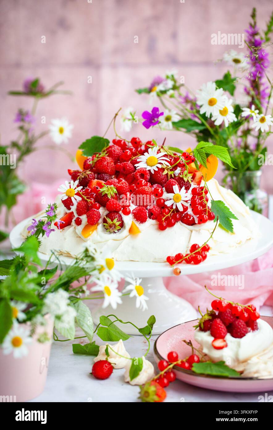 Délicieux gâteau meringue Pavlova décoré de baies fraîches d'été Banque D'Images