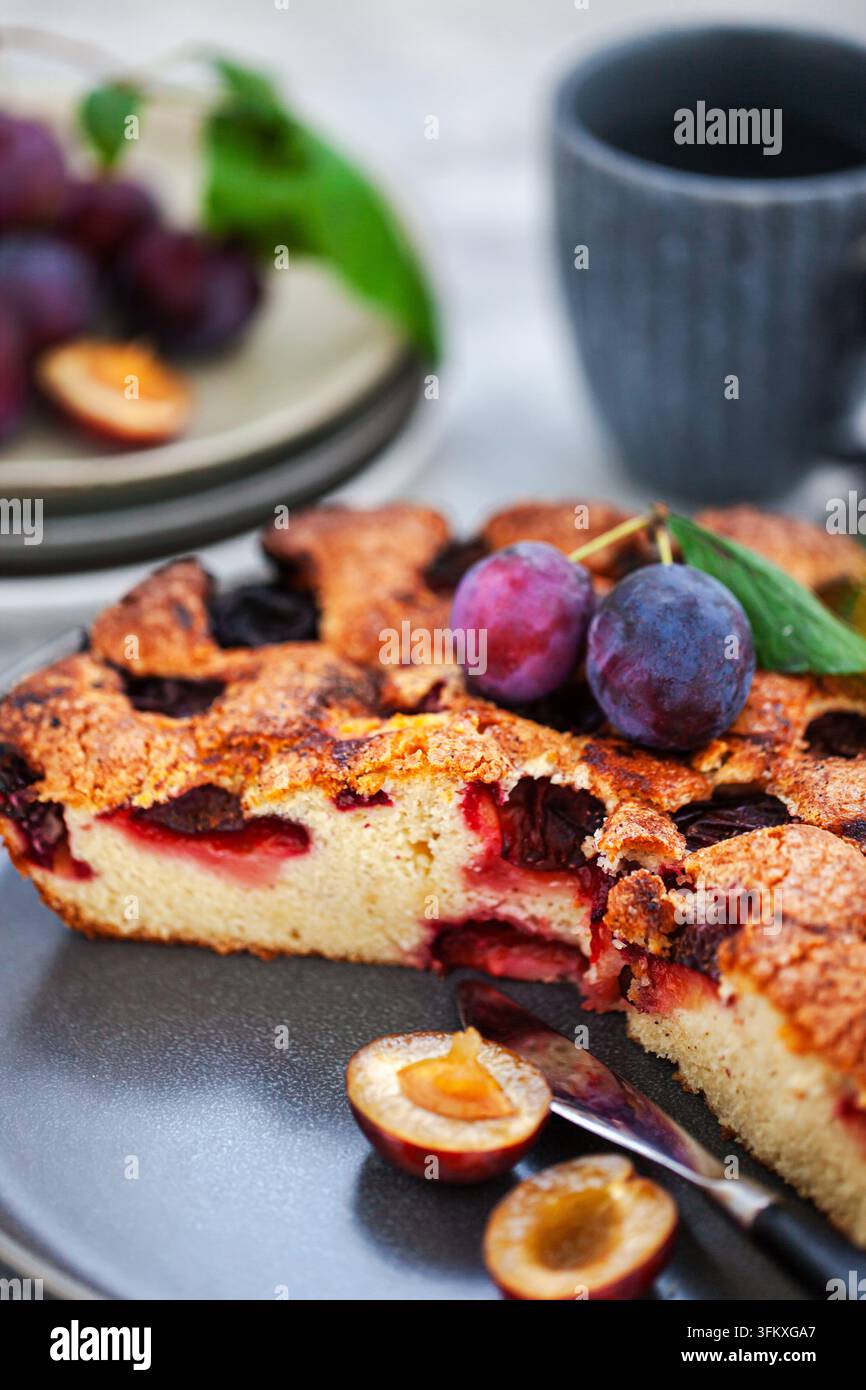 Gâteau au café aux prunes frais et délicieux Banque D'Images