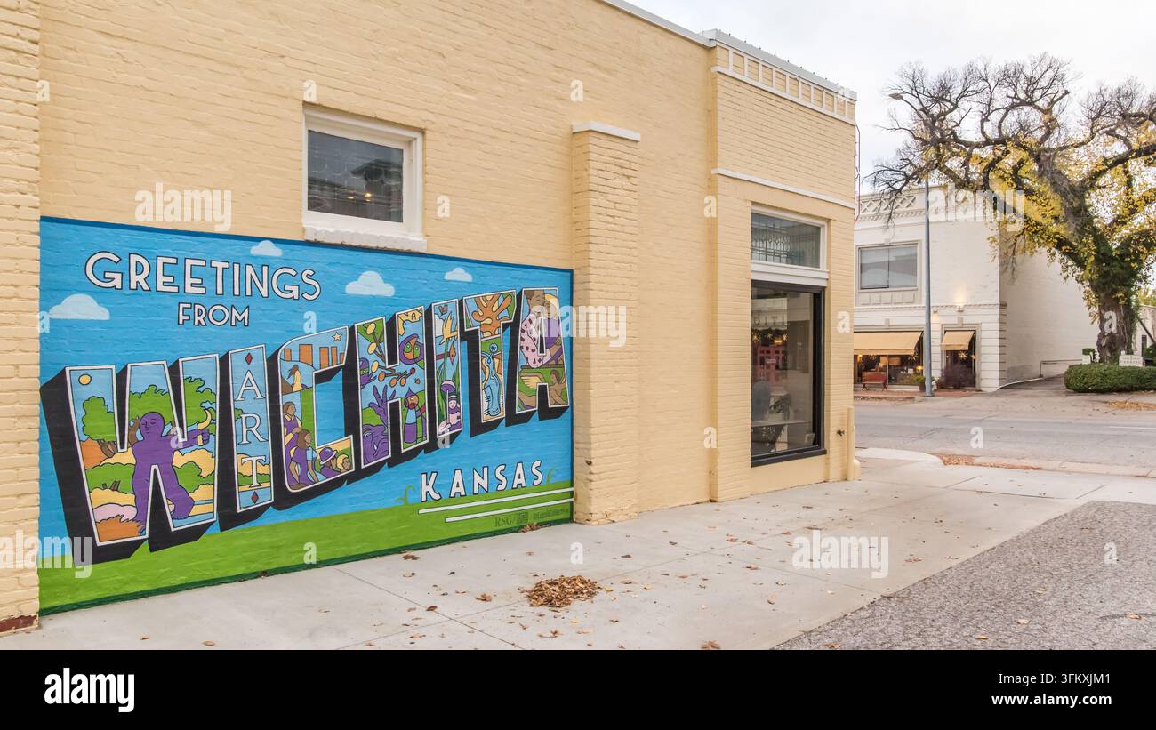 Mural de carte postale "Greetings From Wichita Kansas" dans le quartier de College Hill, Wichita, Kansas. Artistes : Josh Tripoli, Rebekah Lewis Banque D'Images