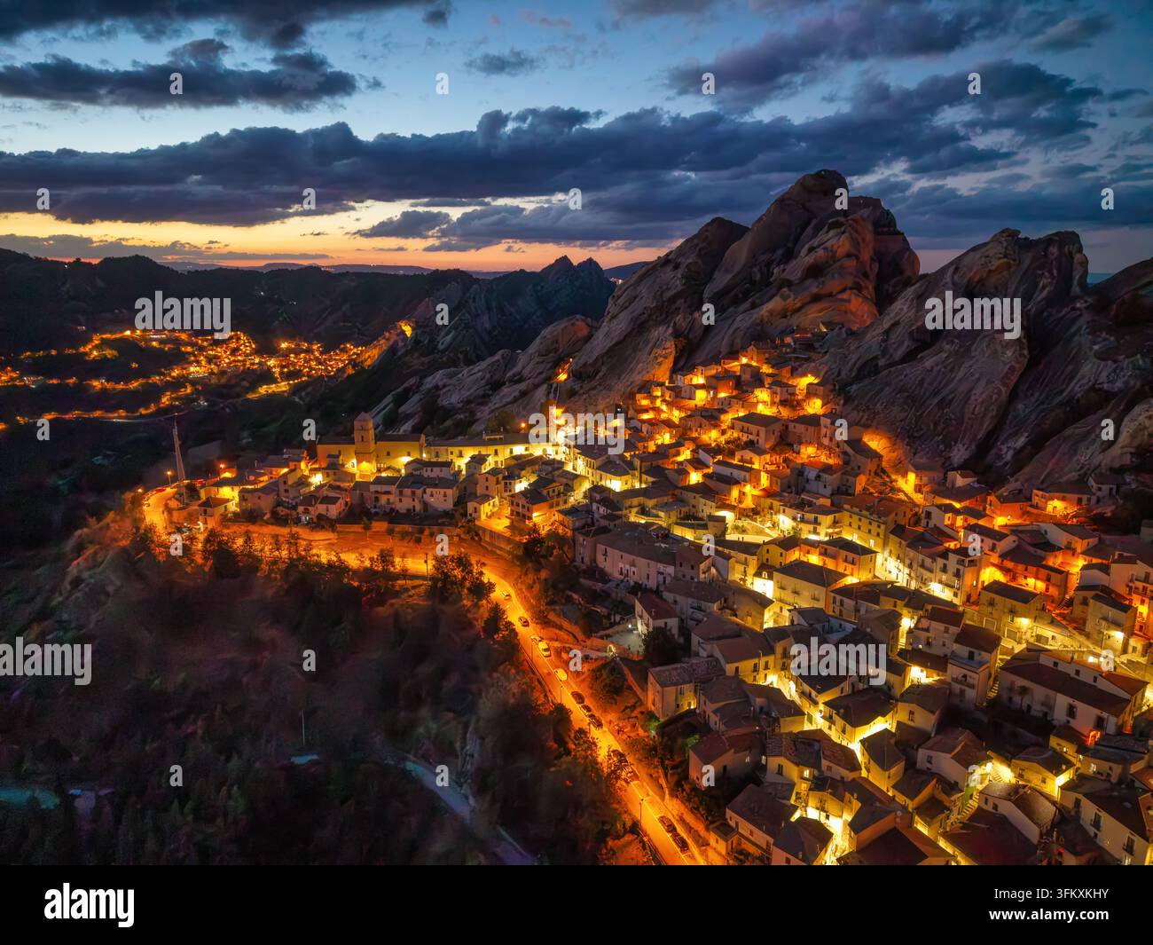Vue aérienne du village de Castelmezzano la nuit en Basilicate Italie Banque D'Images