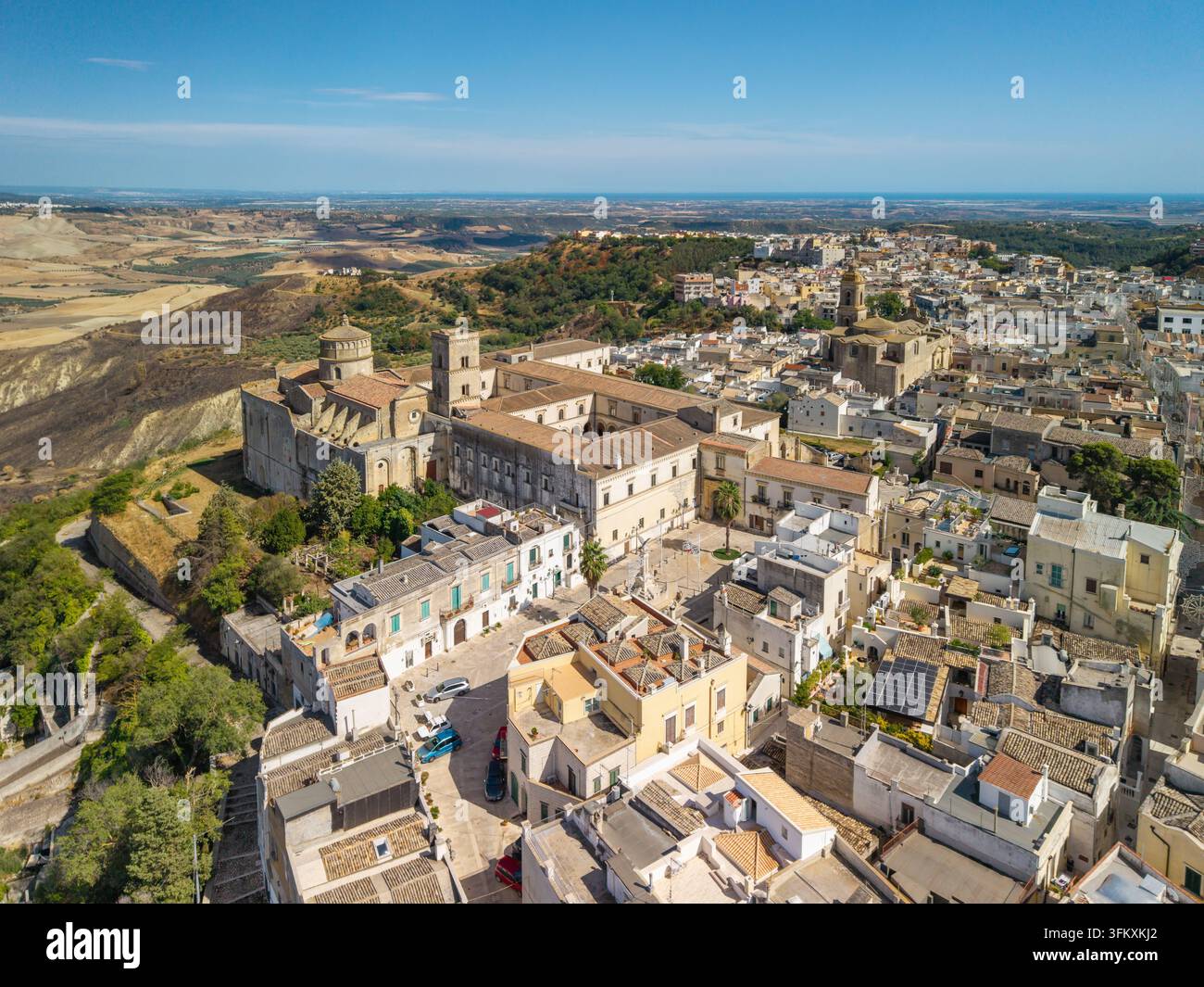 Abbaye de Montescaglioso et vue sur la ville perchée, Basilicate, Italie Banque D'Images