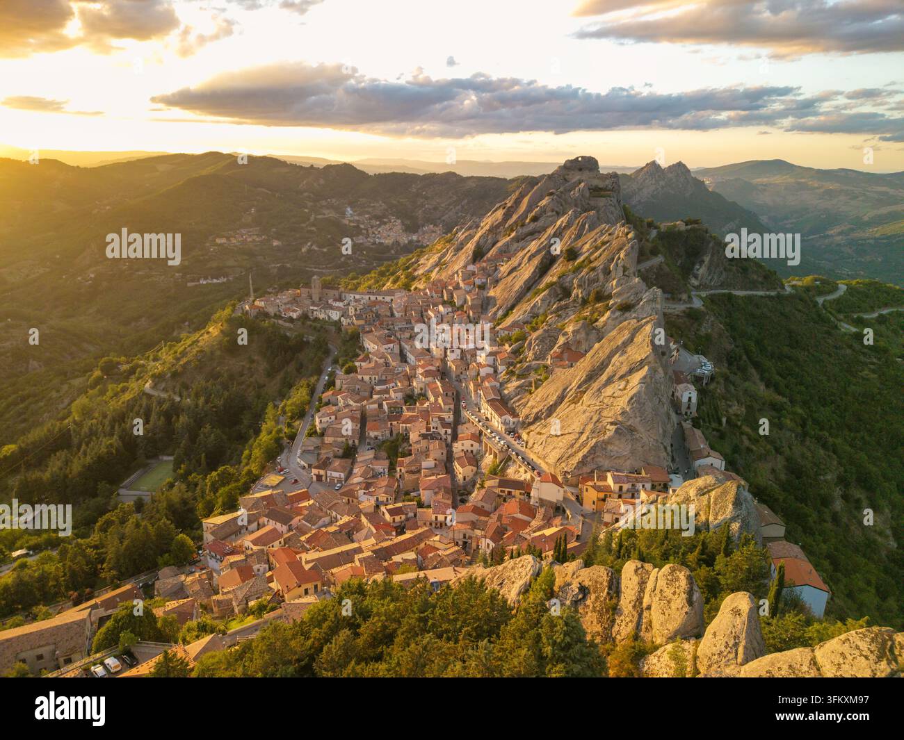 Vue aérienne du village de Castelmezzano au coucher du soleil en Basilicate Italie Banque D'Images