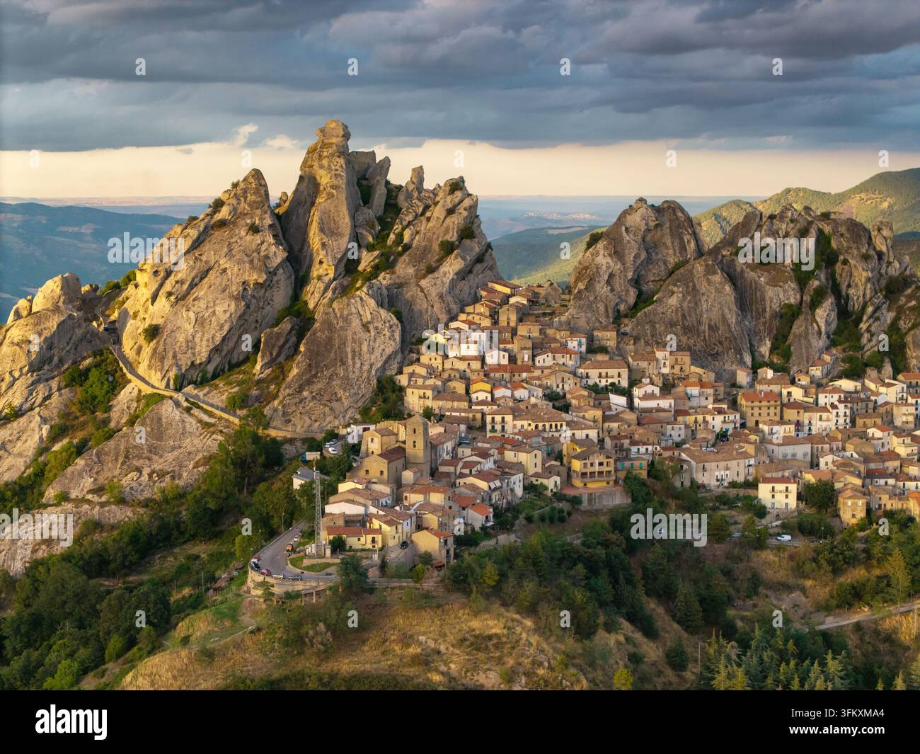 Vue aérienne du village de Castelmezzano au coucher du soleil en Basilicate Italie Banque D'Images
