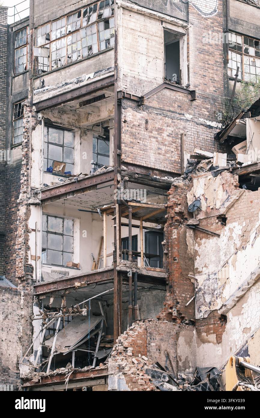 Site de démolition montrant les étages exposés d'un bâtiment en briques abandonné Banque D'Images