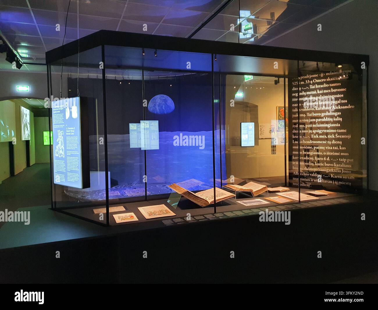Une exposition moderne de musée présentant une grande vitrine en verre contenant des manuscrits et documents historiques. La vitrine présente des anciens ouverts Banque D'Images