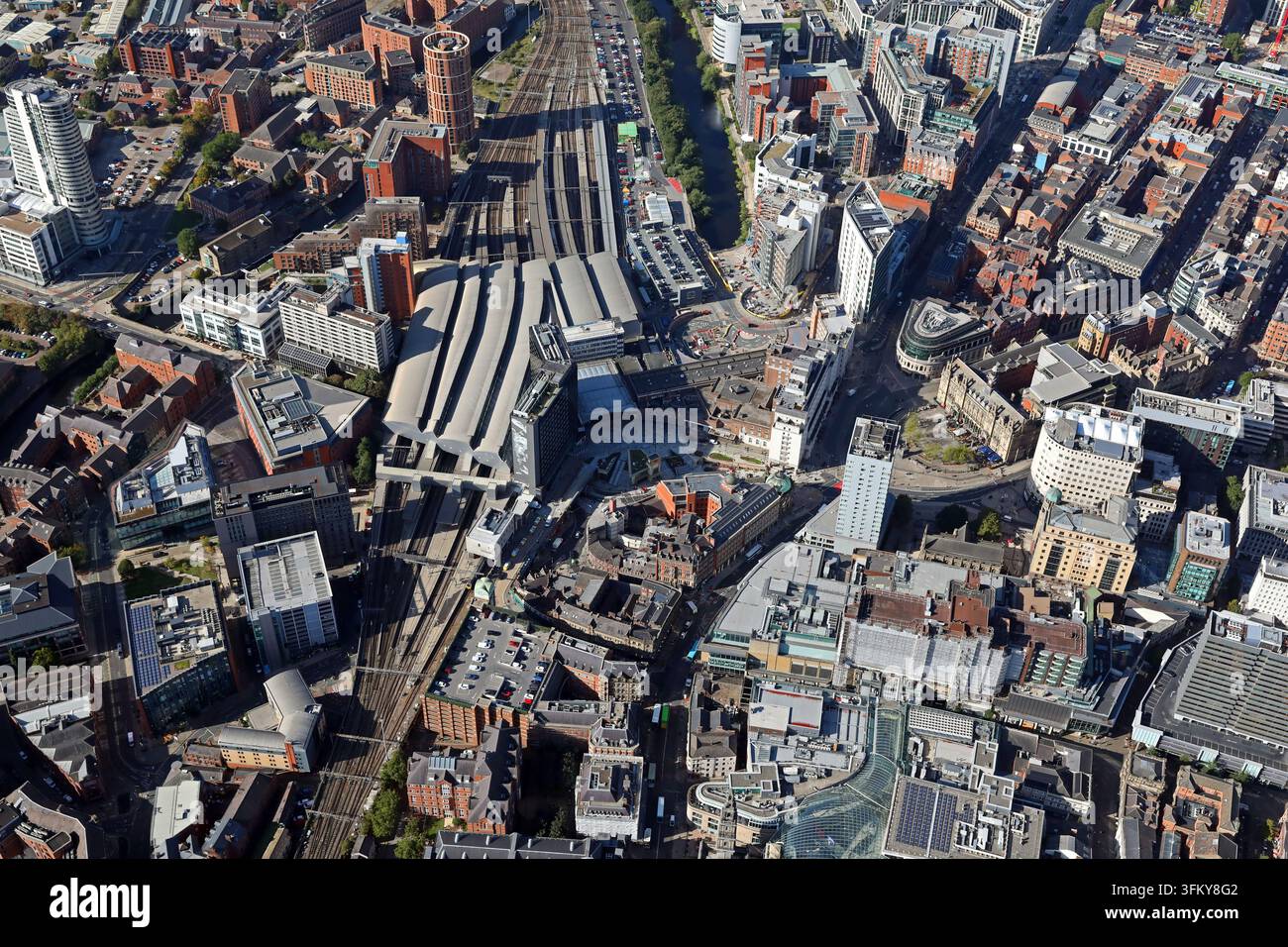 Vue aérienne du centre-ville de Leeds montrant la place de la ville (droite) et la gare de Leeds (gauche) avec Boar Lane & Wellington Street s'étendant du bas vers le haut. Banque D'Images