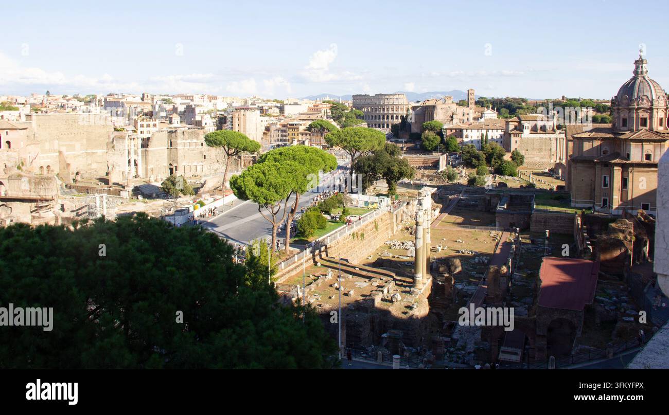 Vue panoramique de Rome, Italie, avec le Colisée en arrière-plan et les vestiges archéologiques du Forum Romain au centre Banque D'Images