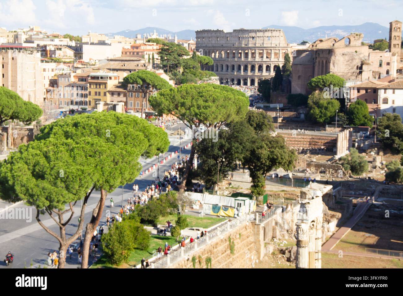 Vue panoramique de Rome, Italie, avec le Colisée en arrière-plan et les vestiges archéologiques du Forum Romain au centre Banque D'Images