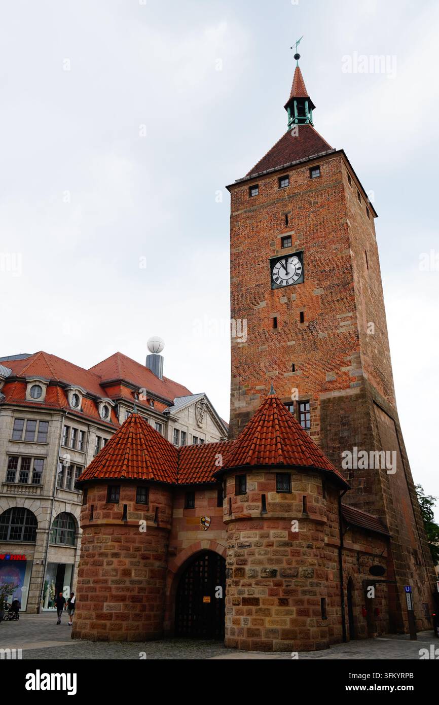 Vue latérale de la tour Weisser Turm, Nuremberg, Allemagne Banque D'Images
