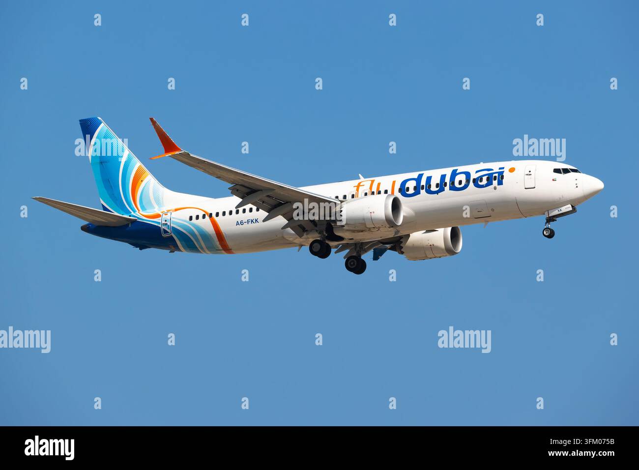 Boeing 737 MAX 8 (A6-FKK) de Flydubai atterrissant à l'aéroport international de Dubaï le 23 novembre 2025 à Dubaï, Émirats arabes unis Banque D'Images