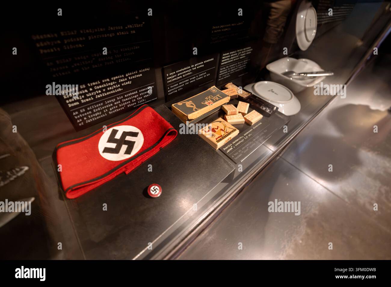 Les symboles politiques et les artefacts de l'époque de l'occupation au musée de l'Insurrection de Varsovie documentent le totalitarisme nazi et soviétique dans la Pologne en guerre. Banque D'Images