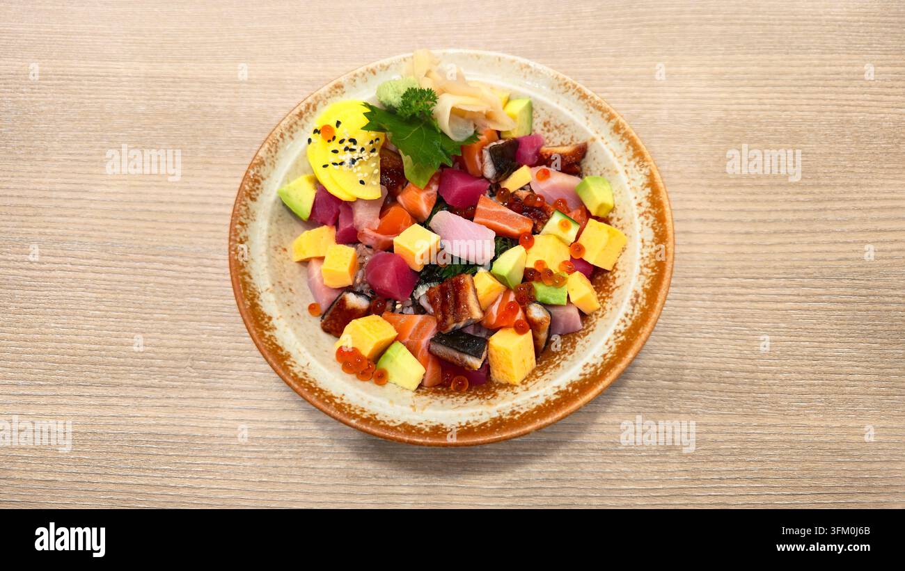 Bol de sushi chirashi japonais coloré avec saumon, thon, anguille, avocat, tamago, œufs de saumon et sashimi frais assortis servis sur du riz à sushi. - Image de stock capturée avec un smartphone