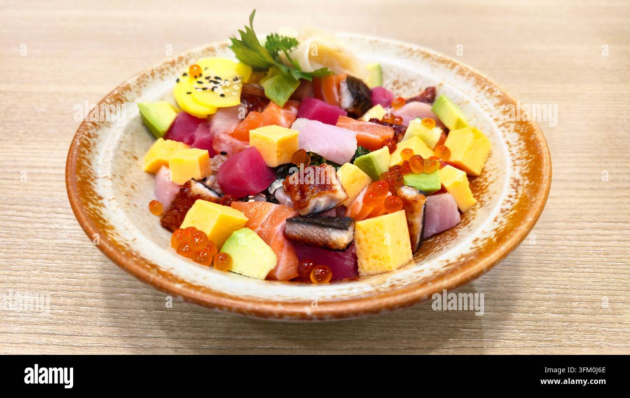 Bol de sushi chirashi japonais coloré avec saumon, thon, anguille, avocat, tamago, œufs de saumon et sashimi frais assortis servis sur du riz à sushi. - Image de stock capturée avec un smartphone
