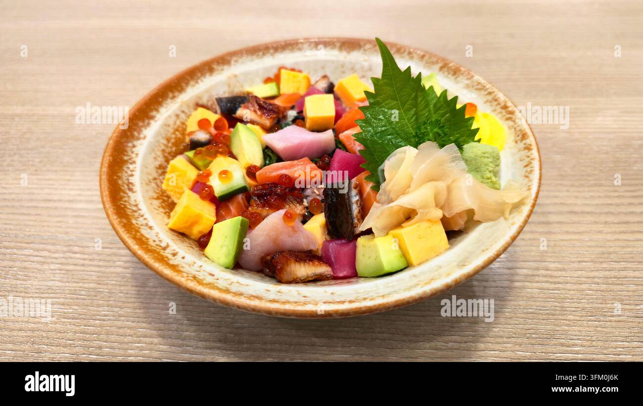 Bol de sushi chirashi japonais coloré avec saumon, thon, anguille, avocat, tamago, œufs de saumon et sashimi frais assortis servis sur du riz à sushi. - Image de stock capturée avec un smartphone