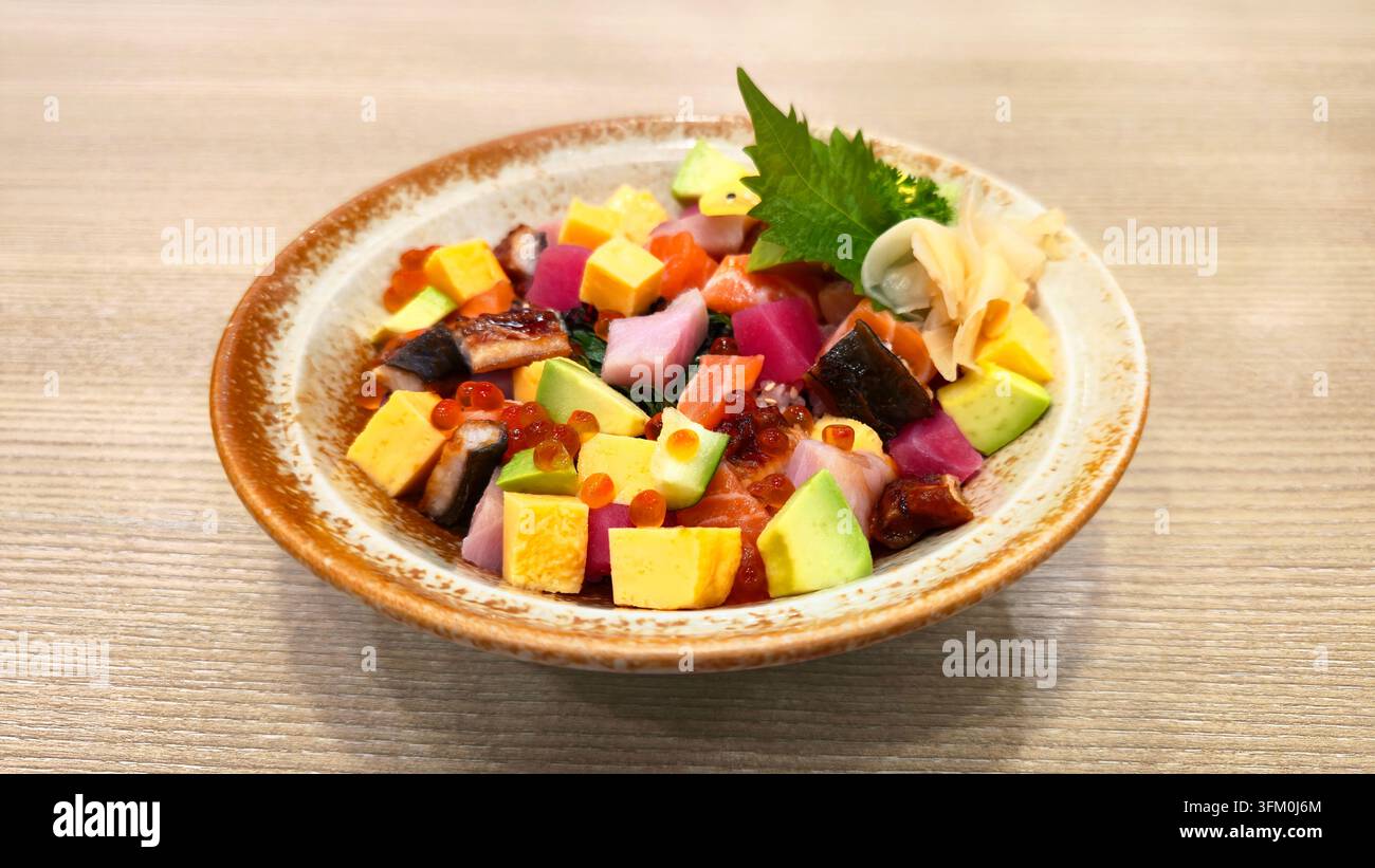 Bol de sushi chirashi japonais coloré avec saumon, thon, anguille, avocat, tamago, œufs de saumon et sashimi frais assortis servis sur du riz à sushi. - Image de stock capturée avec un smartphone