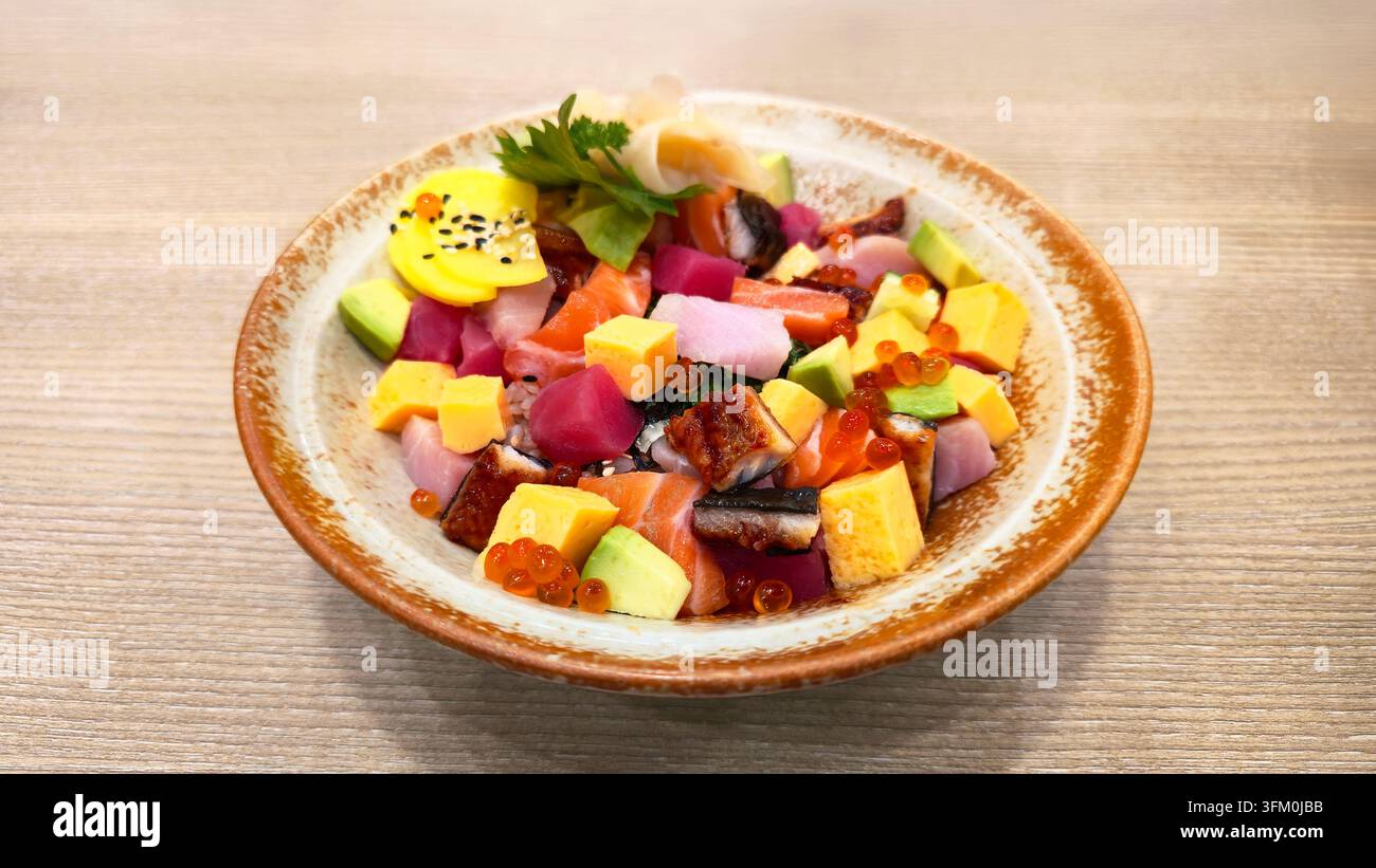 Bol de sushi chirashi japonais coloré avec saumon, thon, anguille, avocat, tamago, œufs de saumon et sashimi frais assortis servis sur du riz à sushi. - Image de stock capturée avec un smartphone