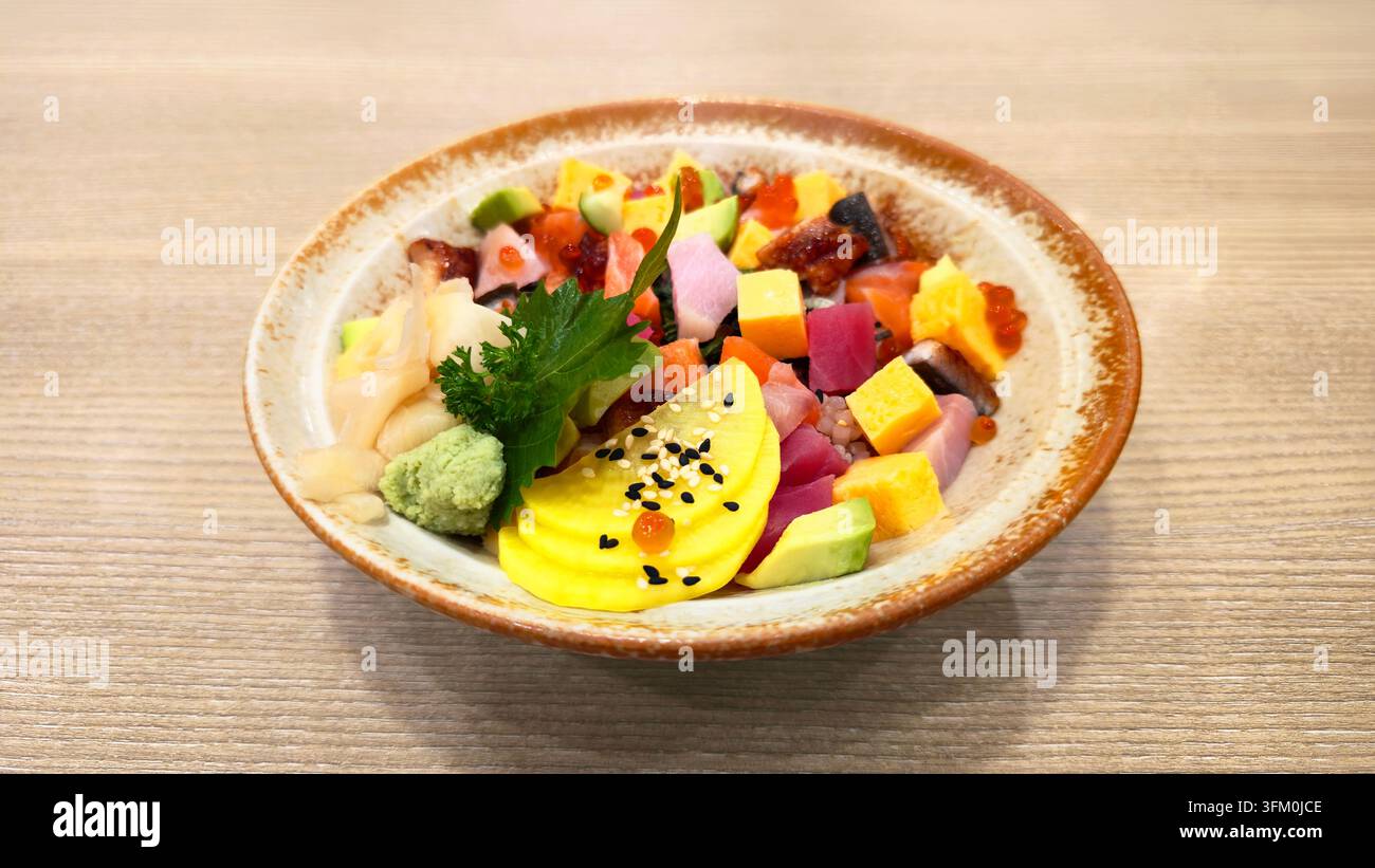 Bol de sushi chirashi japonais coloré avec saumon, thon, anguille, avocat, tamago, œufs de saumon et sashimi frais assortis servis sur du riz à sushi. - Image de stock capturée avec un smartphone