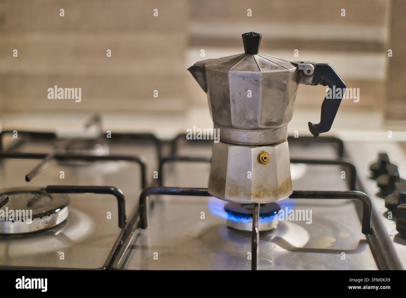 Machine à expresso sur flamme de gaz, cuisine italienne, gros plan Banque D'Images