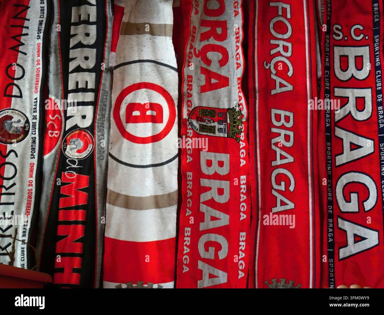 Écharpes SC Braga arborant les emblèmes du club et le texte Forca Braga, représentant le soutien des fans Banque D'Images