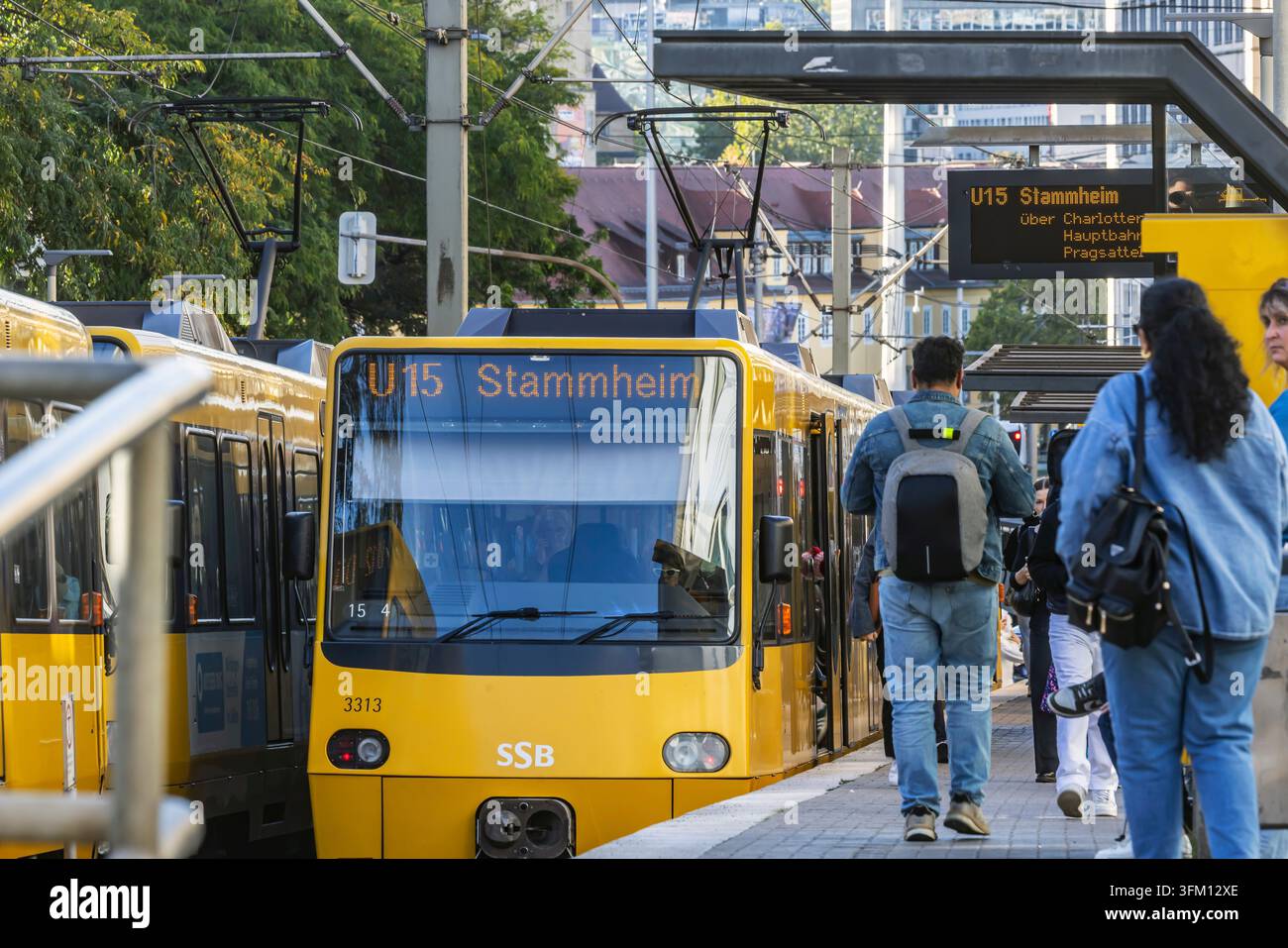 Tramway sur la route à Stuttgart. Stuttgarter Strassenbahnen AG, SSB. Arrêt Olgaeck avec la ligne U15 vers Stammheim. Stuttgart, Bade-Wurtemberg, Allemagne Banque D'Images
