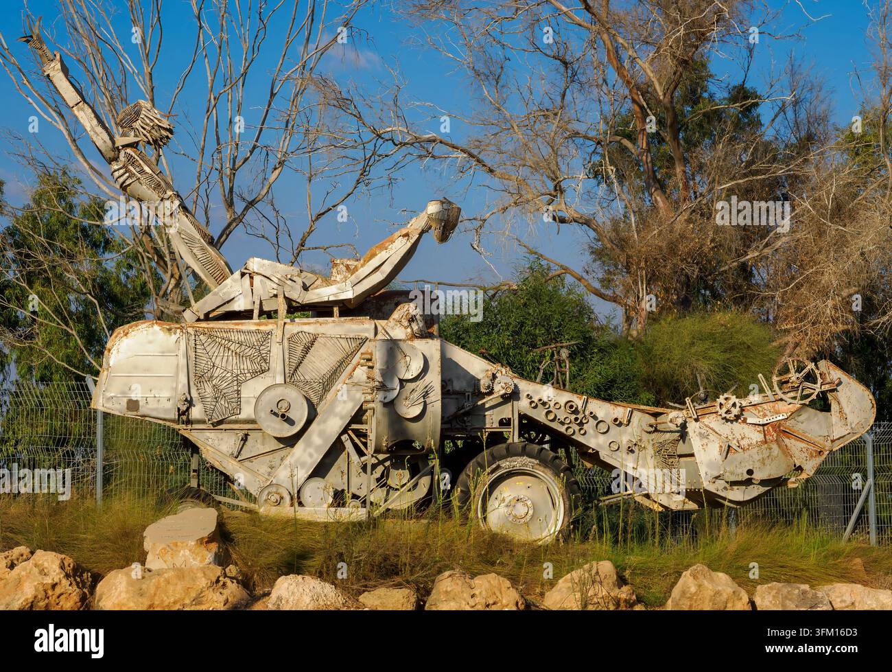 Une sculpture métallique d'objets trouvés en plein air installée sur une pelouse du Kibboutz Ruhama, Banque D'Images