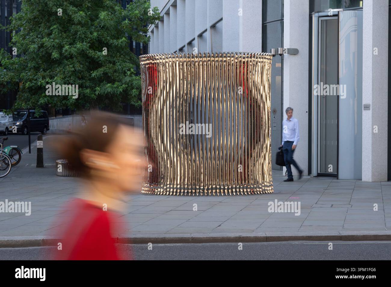 Les piétons passent devant « Whispers » d’Oscar Zieta sur Ludgate Hill, Cité de Londres, une sculpture en acier pour le Festival de l’Architecture de Londres 2025. Banque D'Images