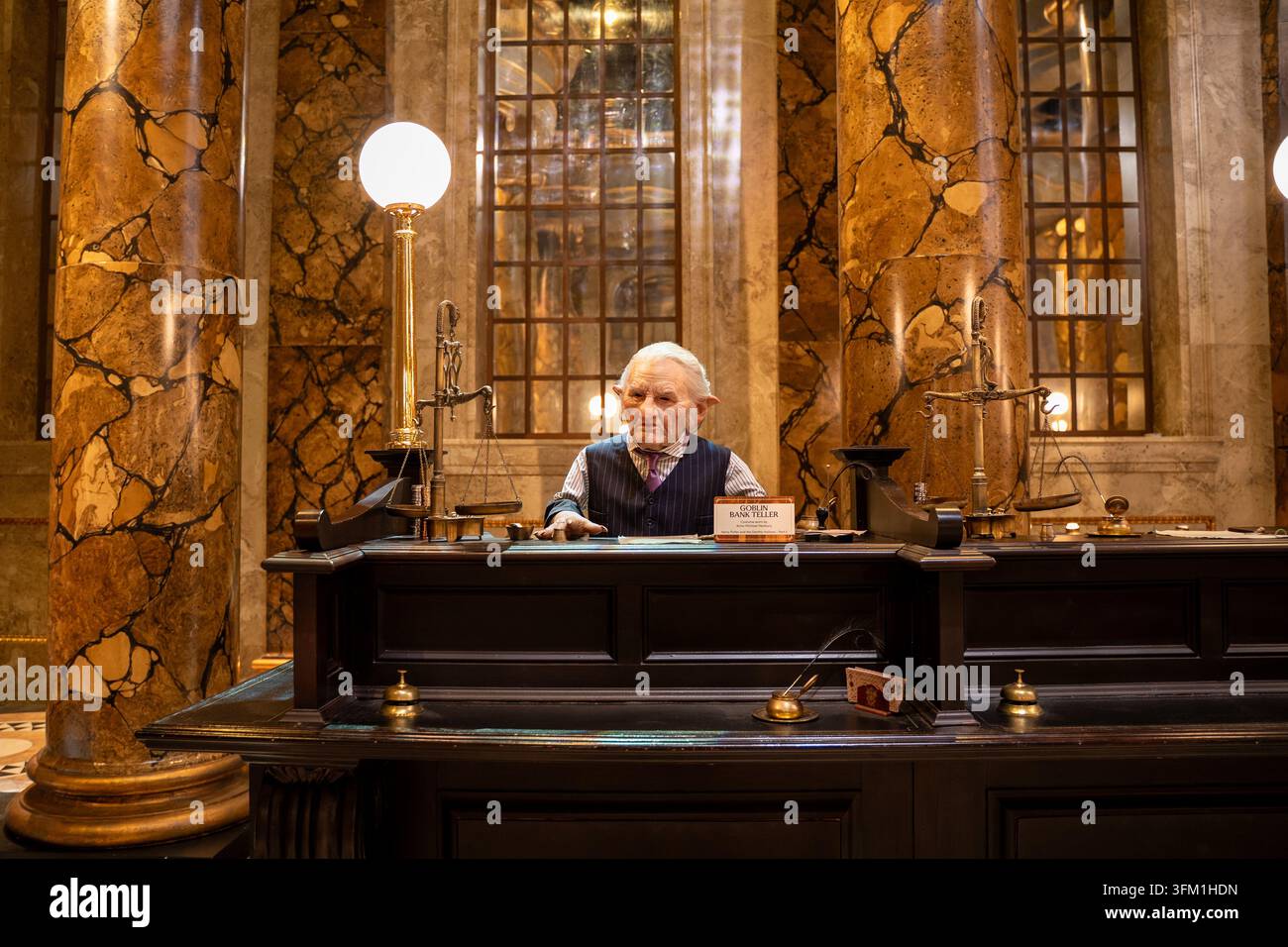 Gobelin derrière un comptoir à la Banque des Sorciers Gringotts, photographié dans le Hertfordshire, Angleterre, Royaume-Uni le 7 juin 2026. Banque D'Images