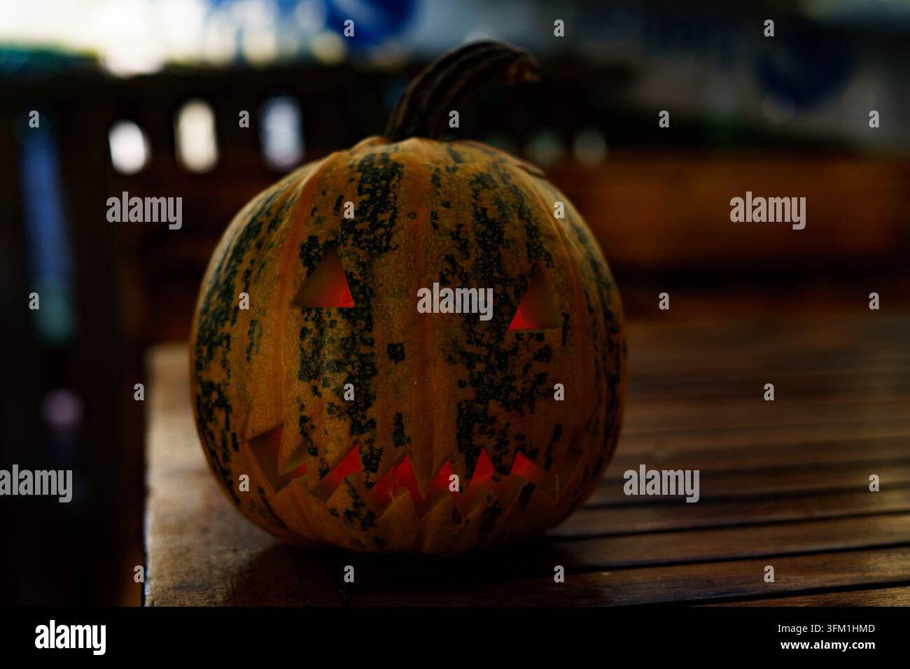 citrouille, couper la citrouille, demi-citrouille, graines de citrouille, citrouille orange, citrouille fraîche, automne, saisonnalité alimentaire, préparation alimentaire Banque D'Images
