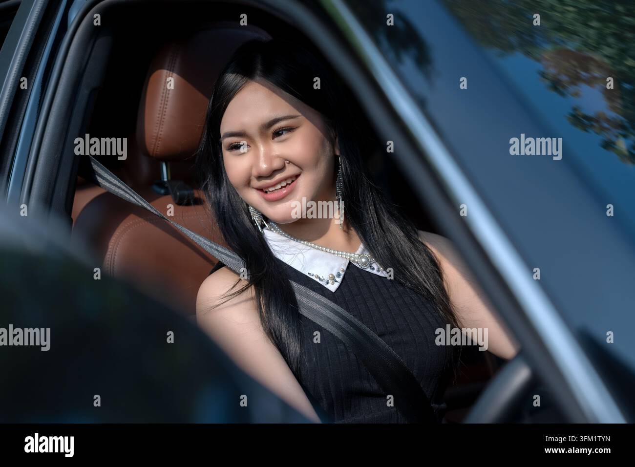 Happy young woman in a car Banque D'Images