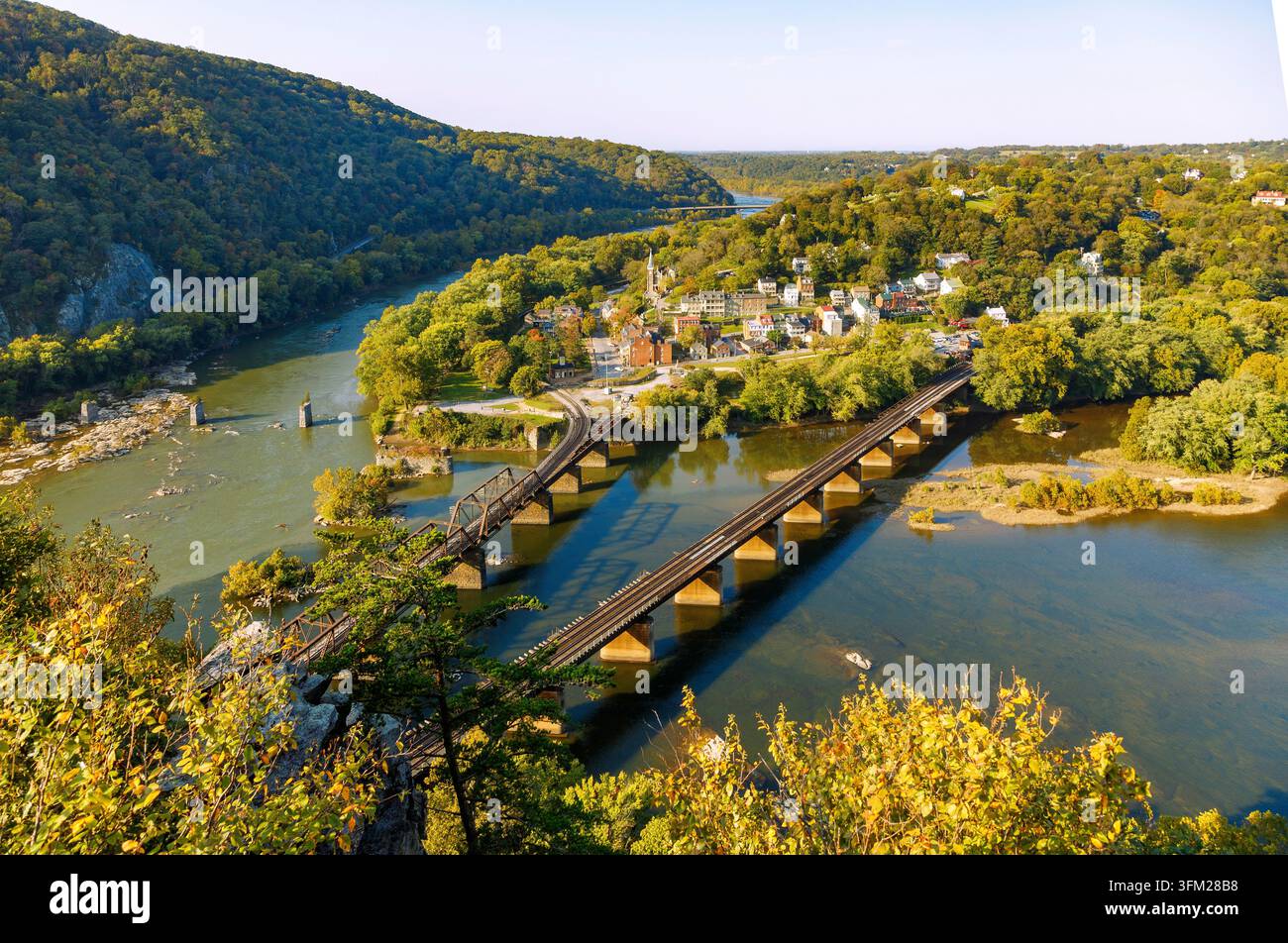 Vue depuis le point de vue de Maryland Heights dans le parc historique national de Harpers Ferry sur la rivière Potomac, comté de Jefferson, Virginie-Occidentale, États-Unis Banque D'Images