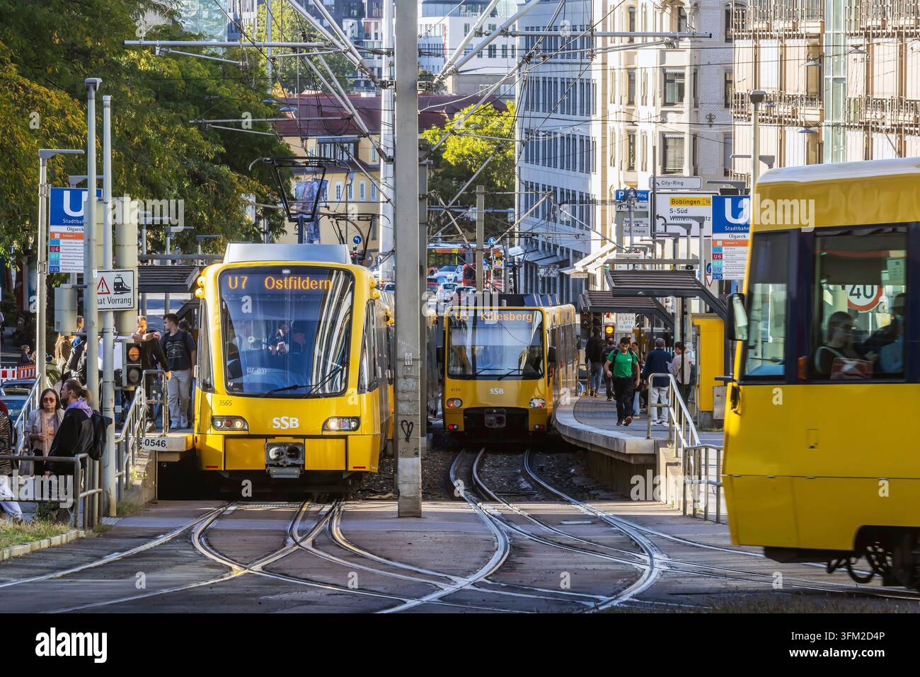 Tramway sur la route à Stuttgart. Stuttgarter Strassenbahnen AG, SSB. Arrêt Olgaeck avec la ligne U7 vers Ostfildern. Ligne U5 de Killesberg. Stuttgart, Baden Banque D'Images