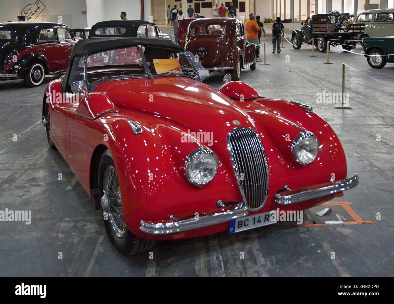 Cabriolet classique rouge Jaguar XK120 exposé lors d'une exposition automobile Banque D'Images