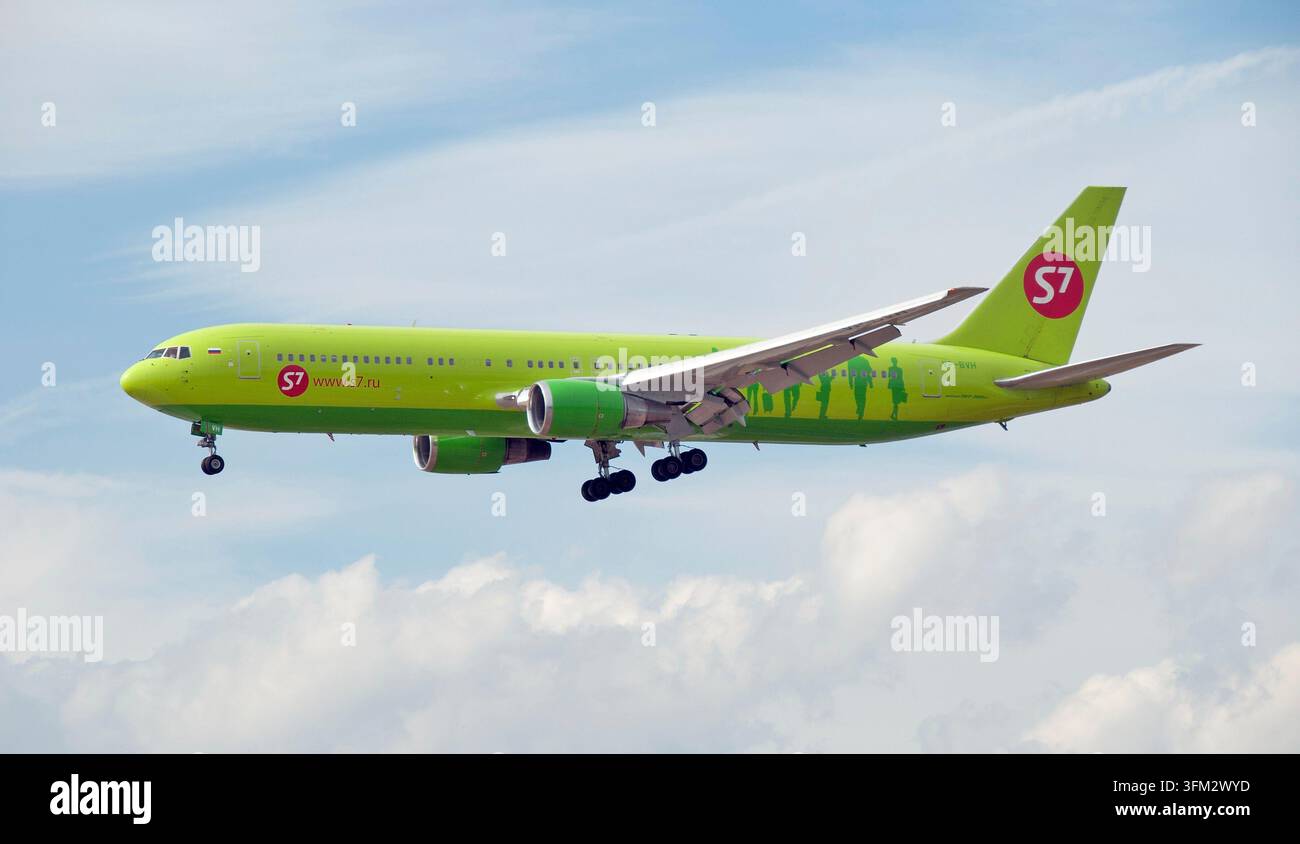 17.07.2010, Un Boeing 767-33A (ER) de S7 Airlines avec l'immatriculation VP-BVH atterrit à l'aéroport de Francfort-sur-le-Main (FRA). Photo : Celikci Banque D'Images