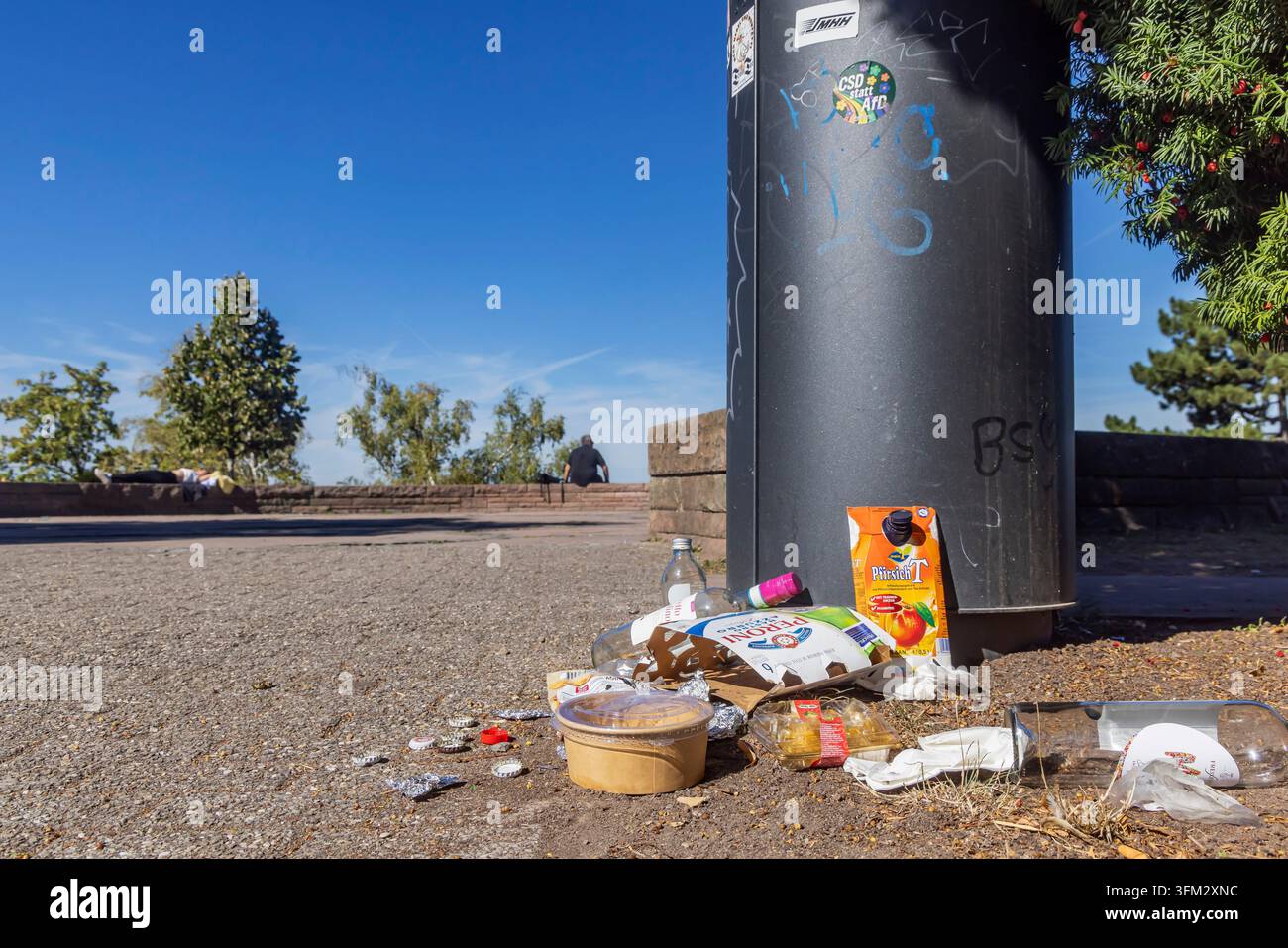 Poubelle débordante à la maison de thé du Weissenburgpark. Les ventes hors domicile génèrent des déchets d'emballage considérables. Stuttgart, Bade-Wurtemberg, G Banque D'Images
