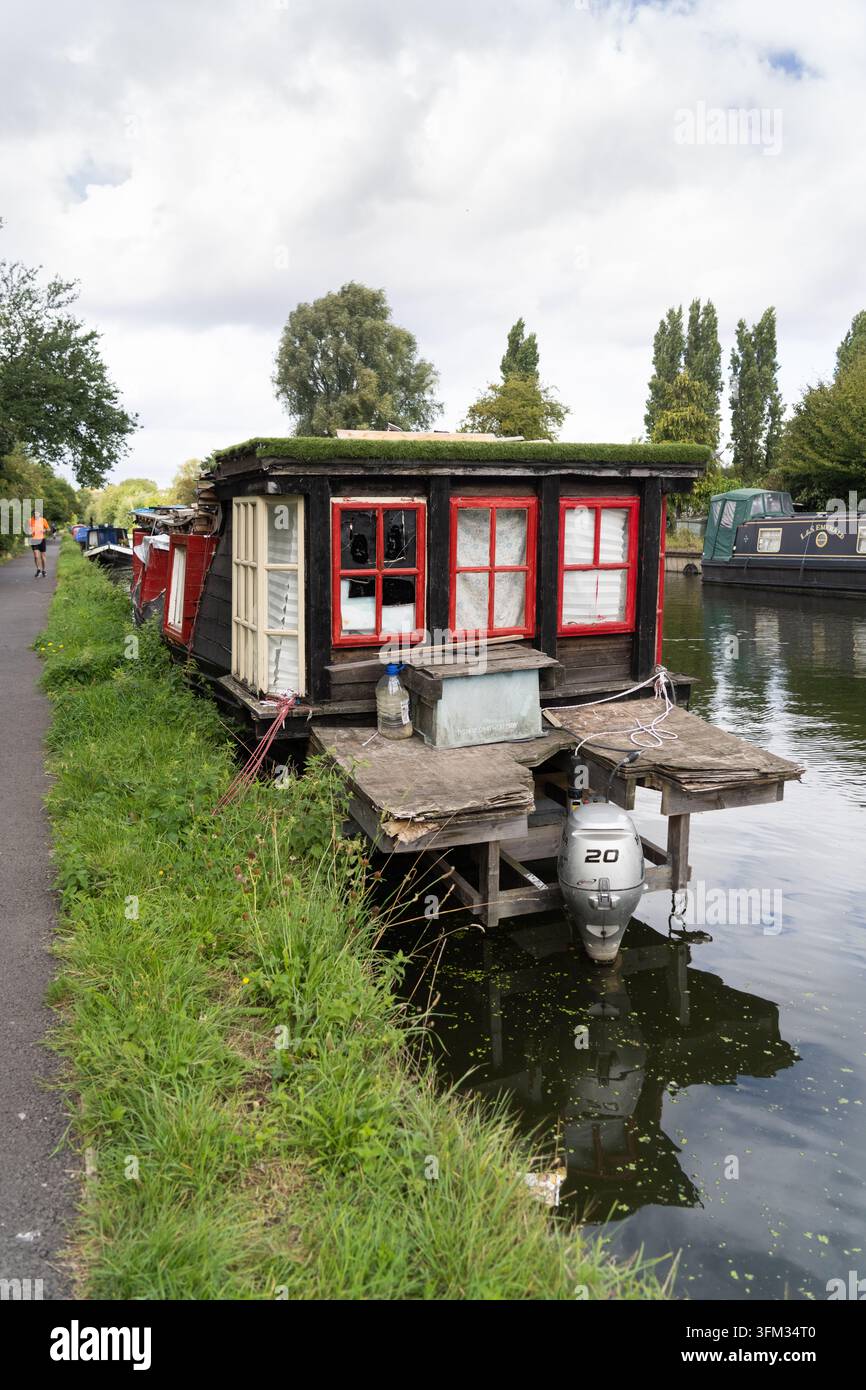 Une péniche rustique est amarrée le long du Regent's Canal à Londres, servant de foyer flottant alternatif pour un résident local. Banque D'Images