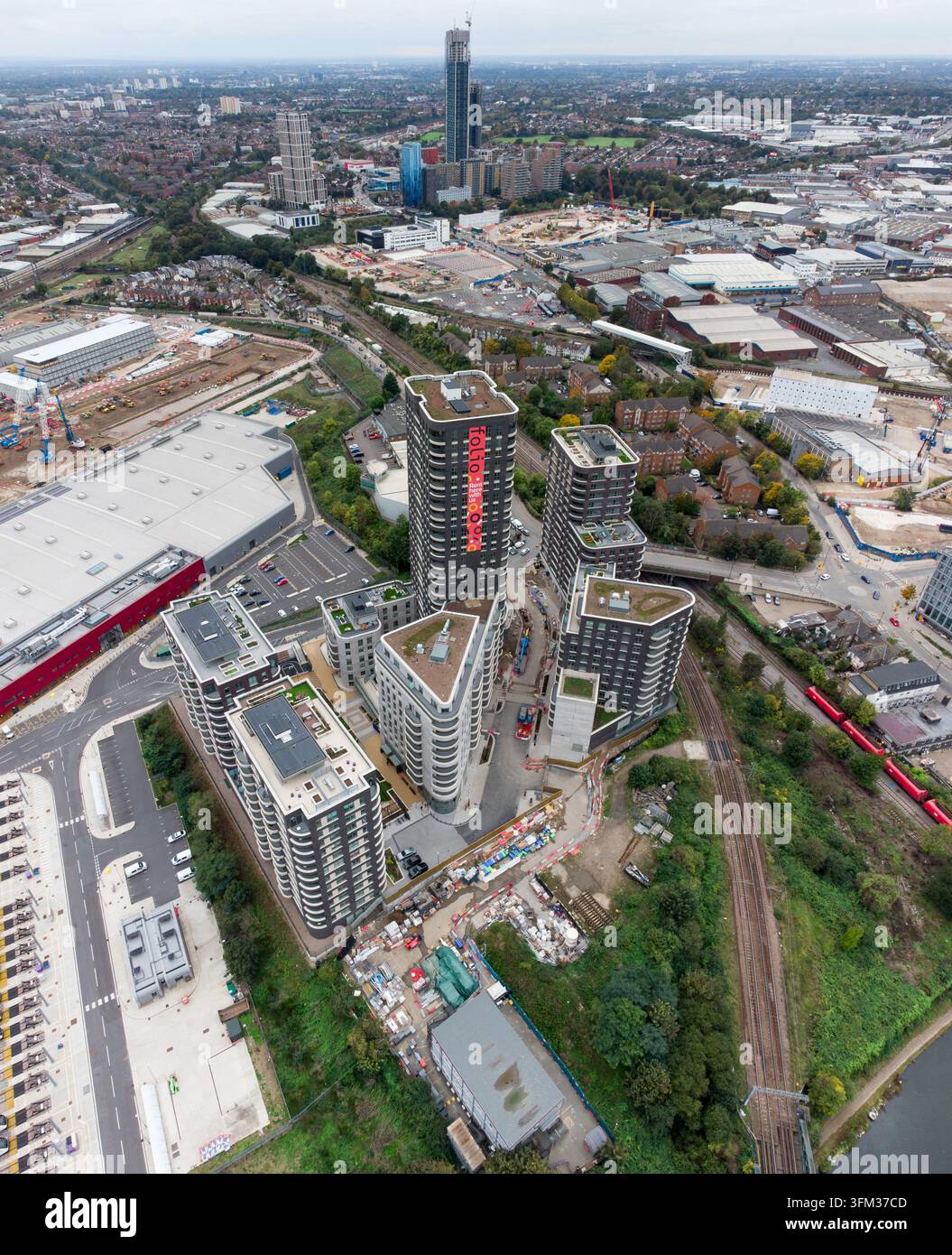 Vue aérienne des nouvelles tours résidentielles d'Oaklands House à Old Oak Common, dans l'ouest de Londres, en développement pour la régénération du logement urbain. Banque D'Images