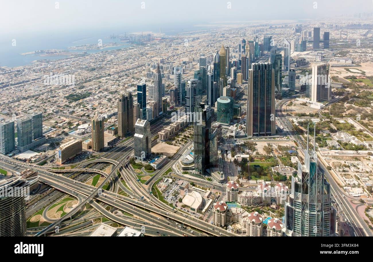 Vue aérienne de Dubaï prise depuis l'une des tours les plus hautes de la ville, regardant vers le nord-ouest le long de la route Sheikh Zayed en direction du littoral. Banque D'Images