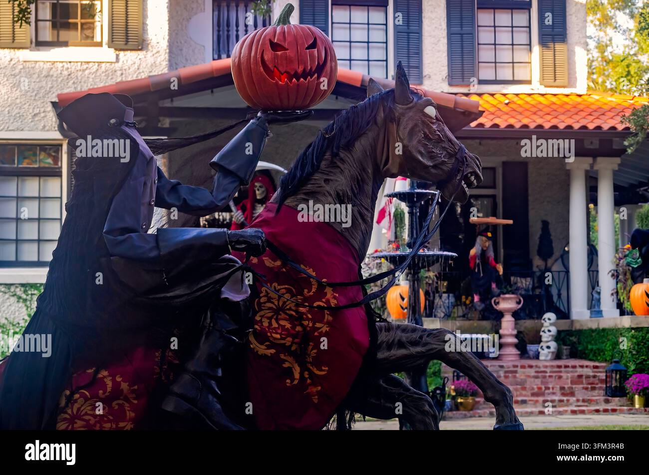 Mobile, Alabama, États-Unis - 28 oct. 2024 : Le cavalier sans tête chevauche devant une maison historique décorée pour Halloween à Mobile, Alabama. Le personnage Banque D'Images