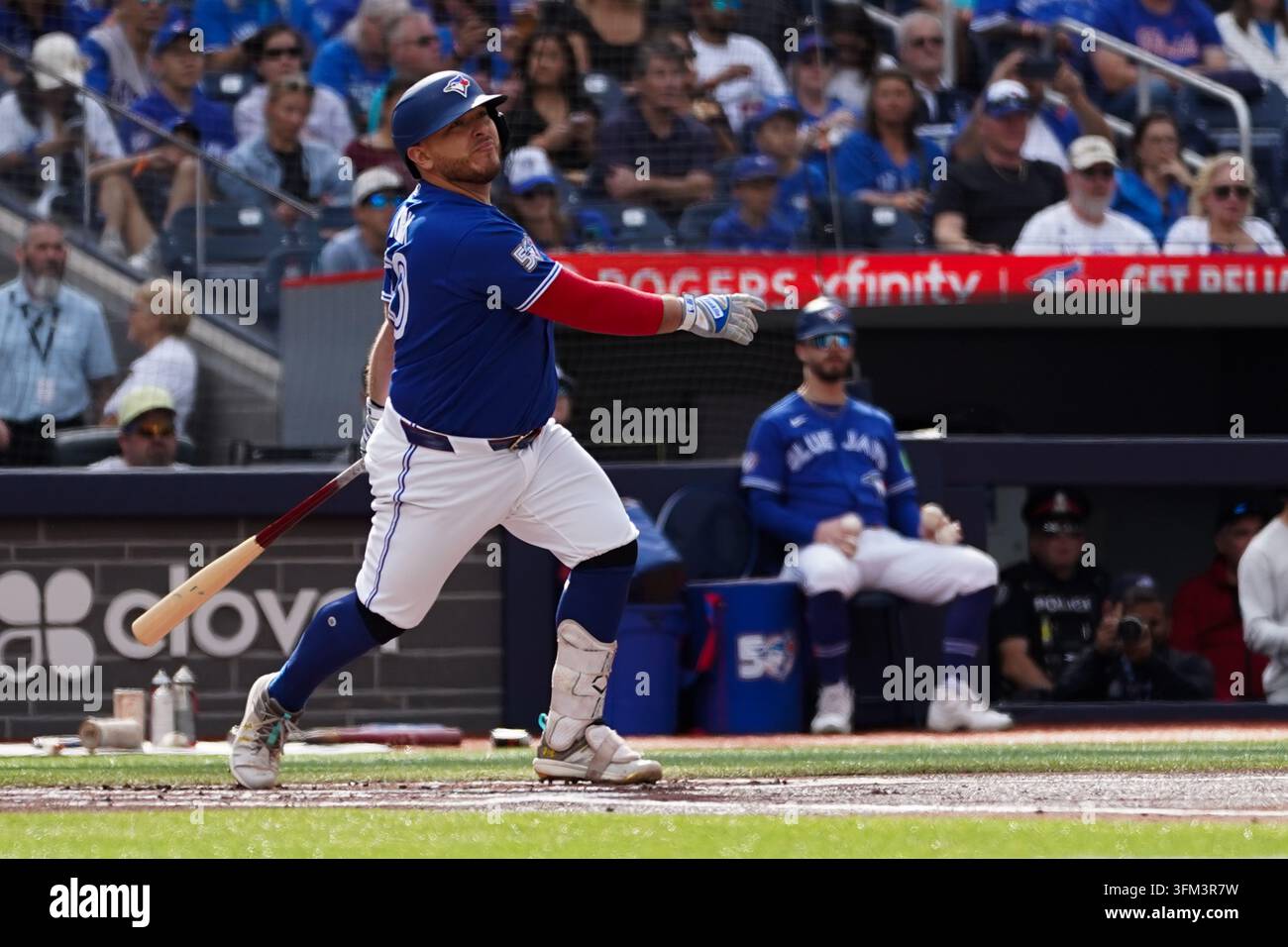 Toronto, Canada. 26 sep, 2026. Alejandro Kirk #30 des Toronto Blue Jays swingue pendant le match contre les Cincinnati Reds au Rogers Centre le 26 septembre 2026 à Toronto, Ontario, Canada. (Photo de Leonardo Ramirez/ Credit: Eyepix Group/Alamy Live News Banque D'Images