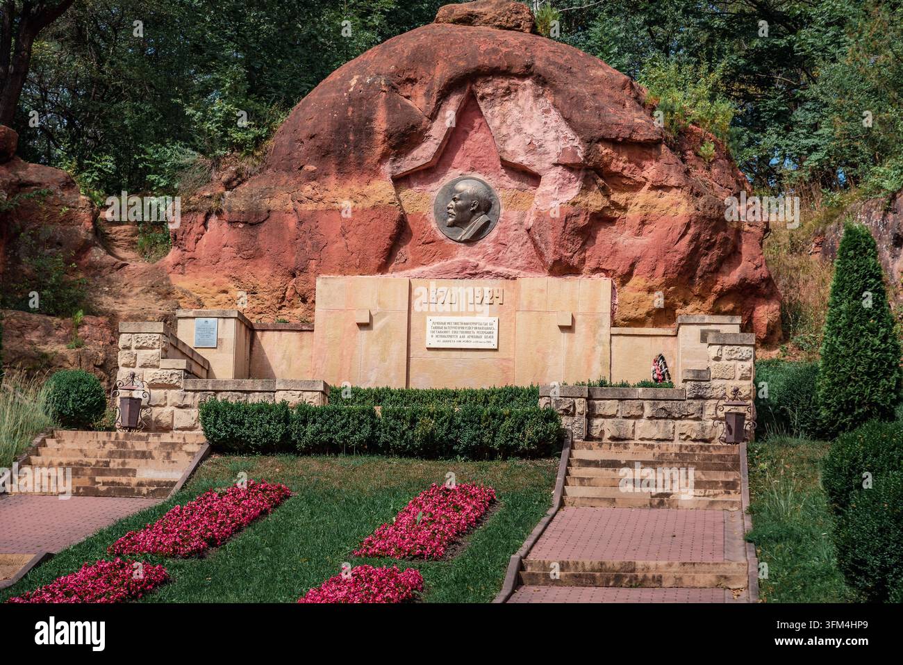 Kislovodsk, Russie – 21 août 2022 : Relief de Lénine sculpté dans des roches rouges avec des parterres de fleurs paysagers dans le parc national de Kislovodsk Banque D'Images