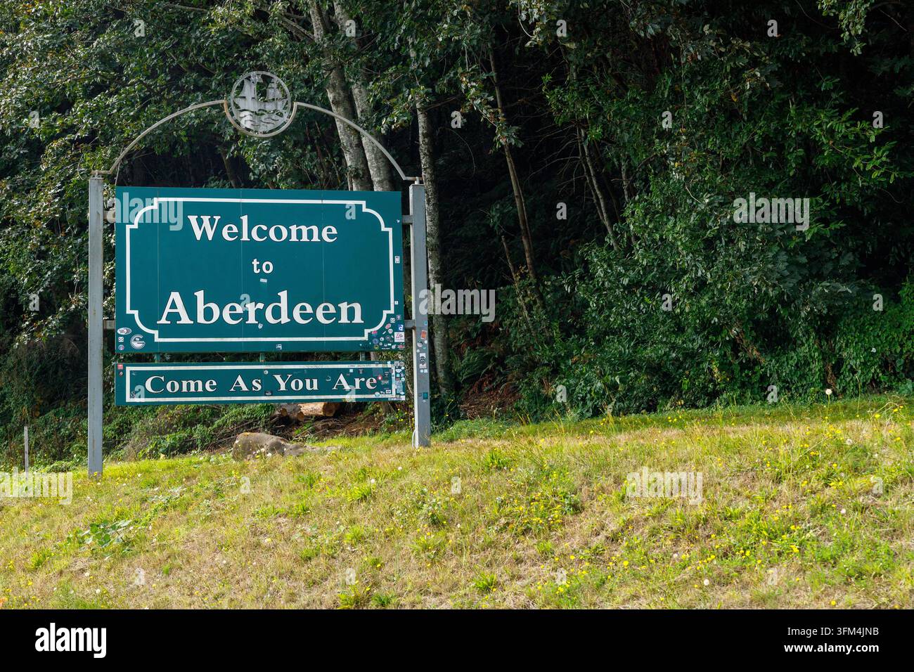 Aberdeen, États-Unis - 30 août 2026 : Un panneau de bienvenue « Bienvenue à Aberdeen » couleur bleu-vert indique « Come As You Are », une référence au musicien local Kurt Cobain, sur fond de Banque D'Images