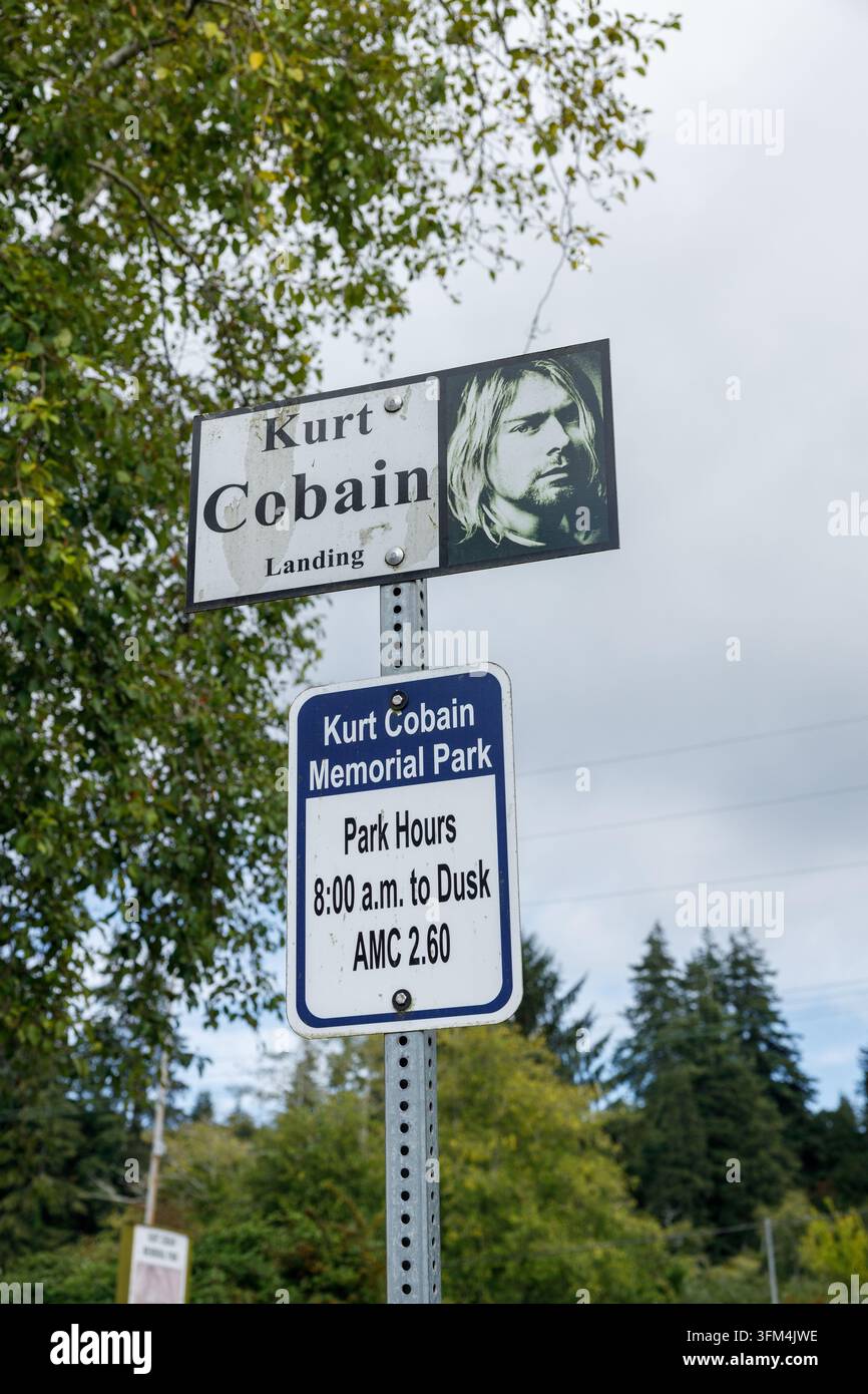 Aberdeen, États-Unis - 30 août 2026 : Vue verticale du panneau « Kurt Cobain Landing » avec portrait de musicien monté au-dessus d'un avis d'heures d'ouverture du parc sur un support perforé Banque D'Images