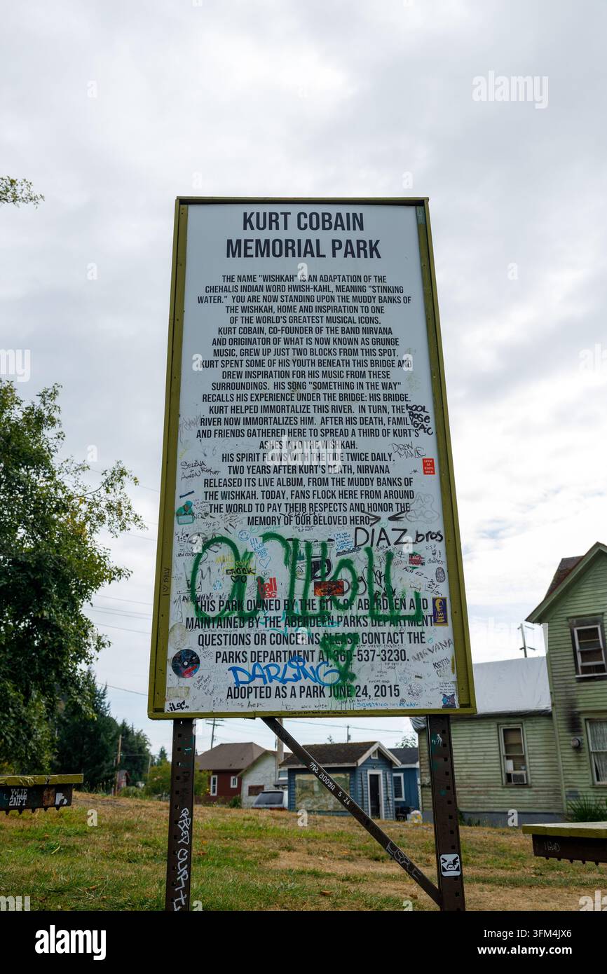 Aberdeen, États-Unis - 30 août 2026 : Un panneau du parc commémoratif Kurt Cobain recouvert de graffitis raconte l'histoire de la rivière Wishkah et du fondateur de Nirvana, avec ho Banque D'Images